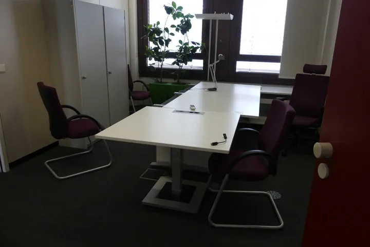Rauminhalt mit 1x Schreibtischarbeitsplatz (nicht elektrisch höhenverstellbar)
